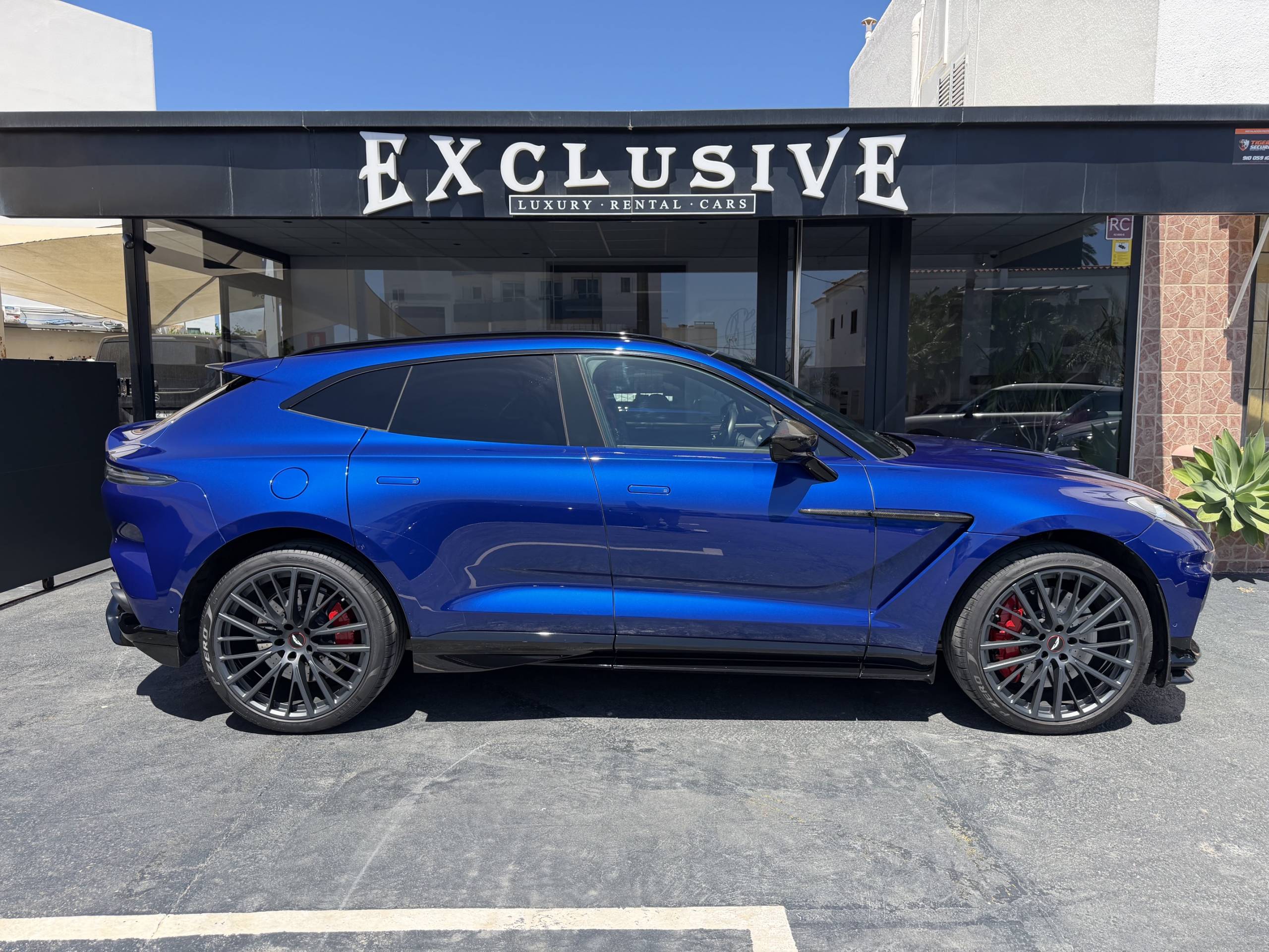 aston martin dbx 707