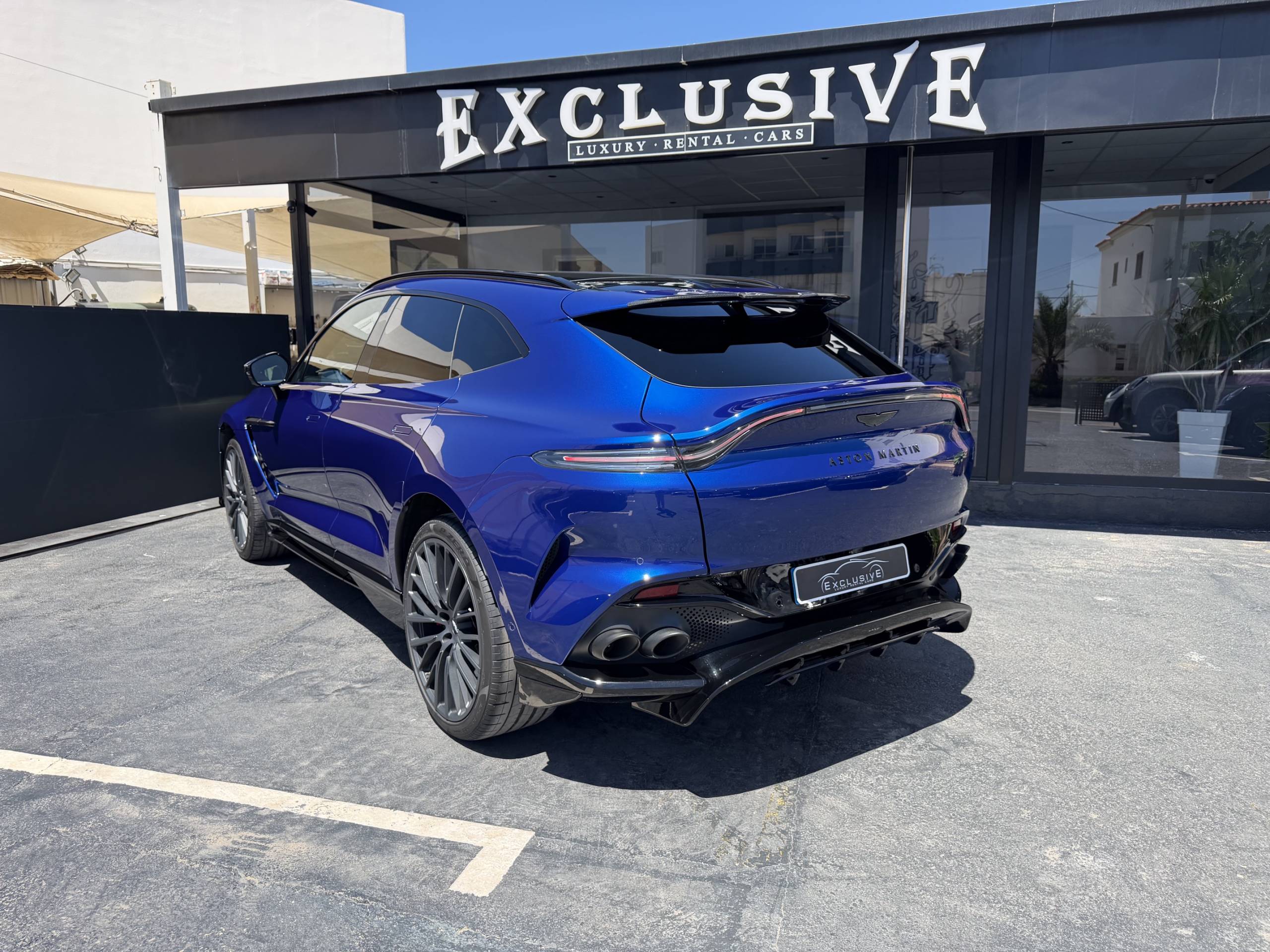 aston martin dbx 707