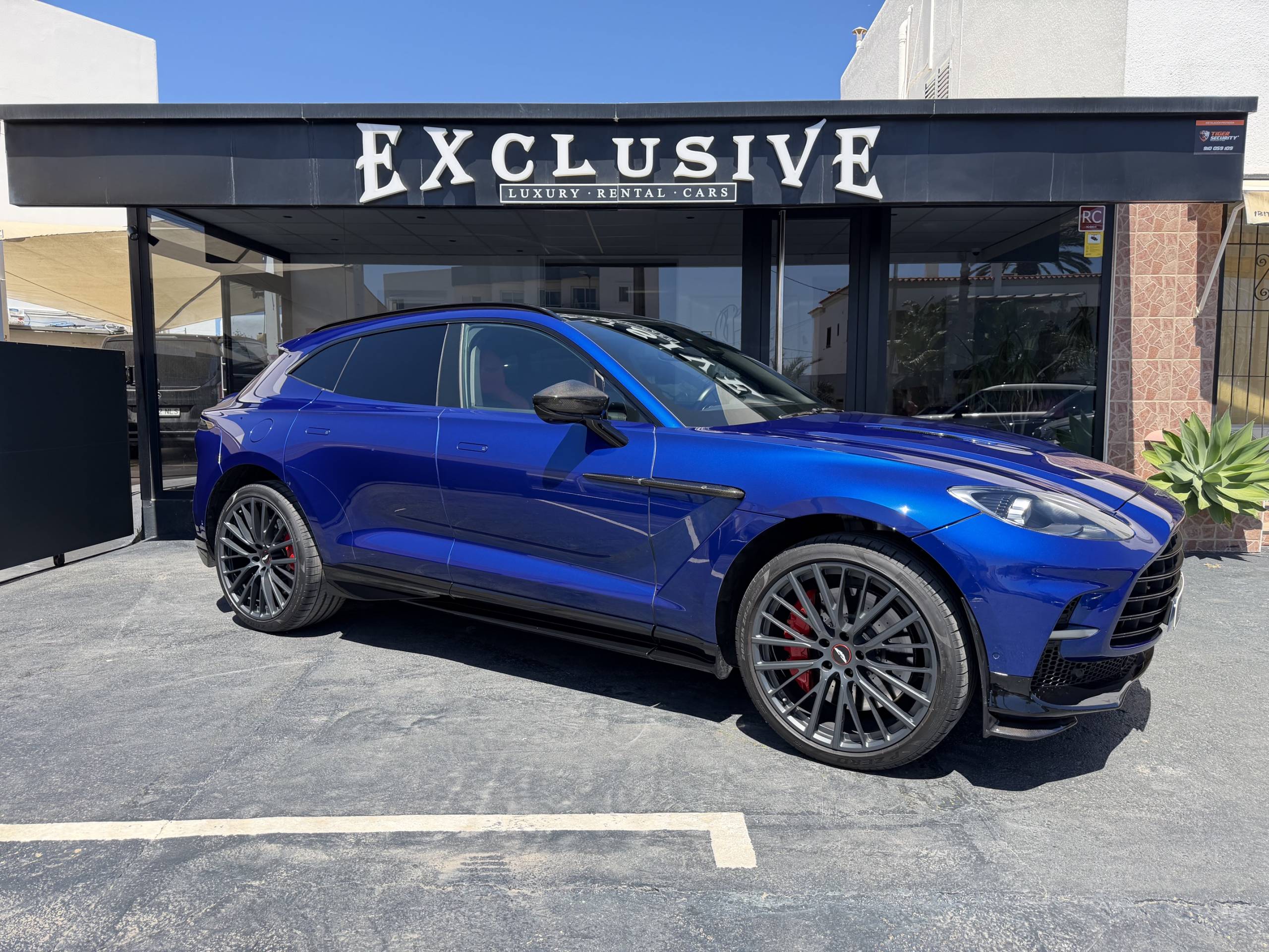 aston martin dbx 707