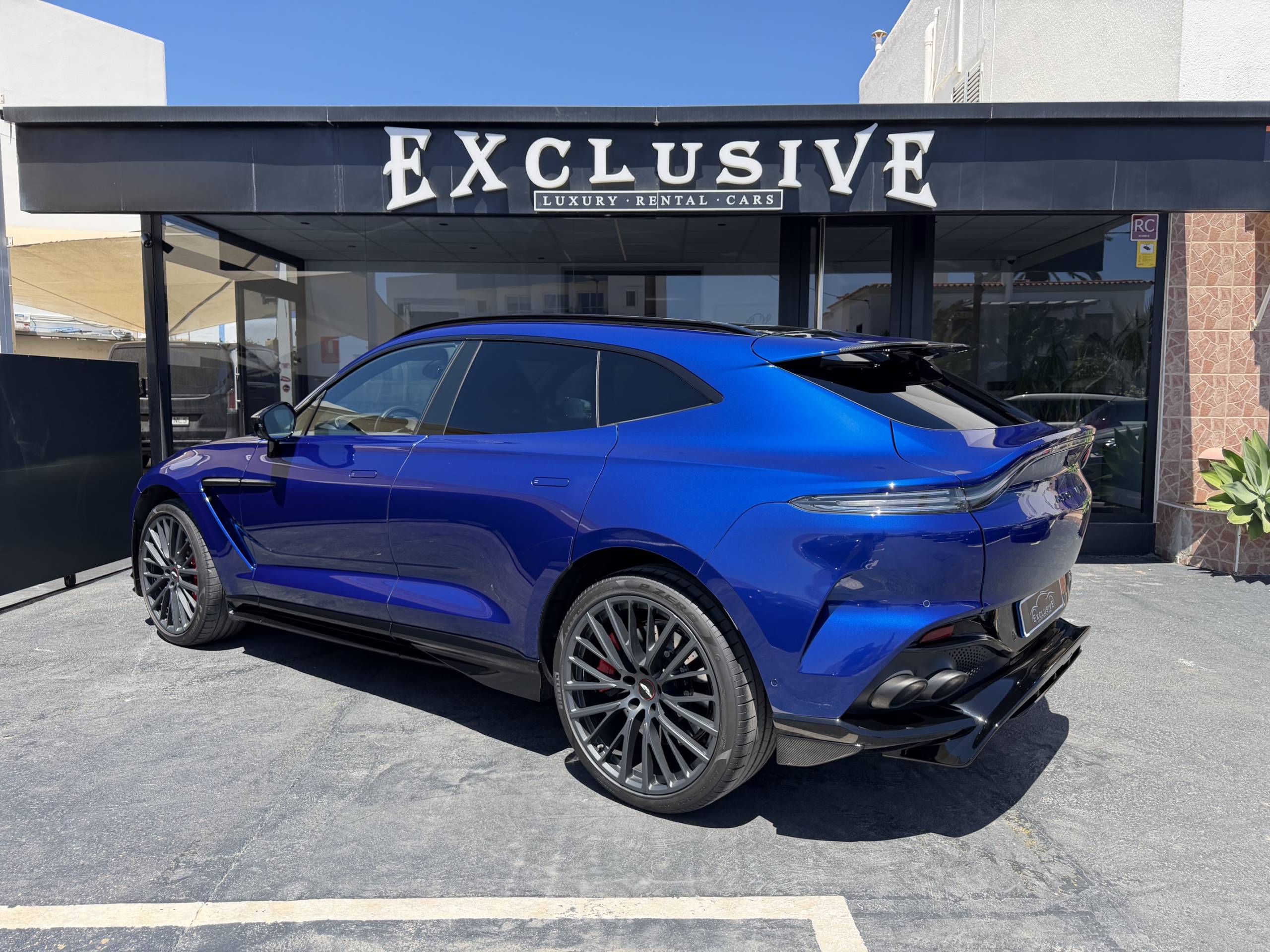 aston martin dbx 707
